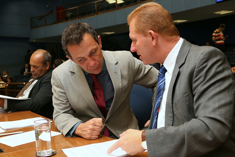 Vereadores Tico Costa (PP) e Gilberto Vermelho (PSDB) protocolam projeto para regulamentar o Uber em Campinas; votação será no segundo semestre