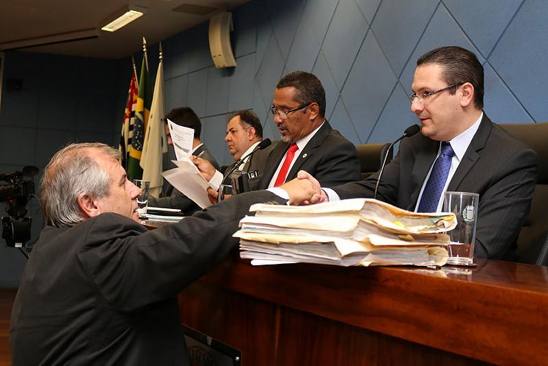 Vereadores analisam na sessão desta quarta-feira (23) parecer negativo das contas da ex-prefeita Izalene referentes a 2004
