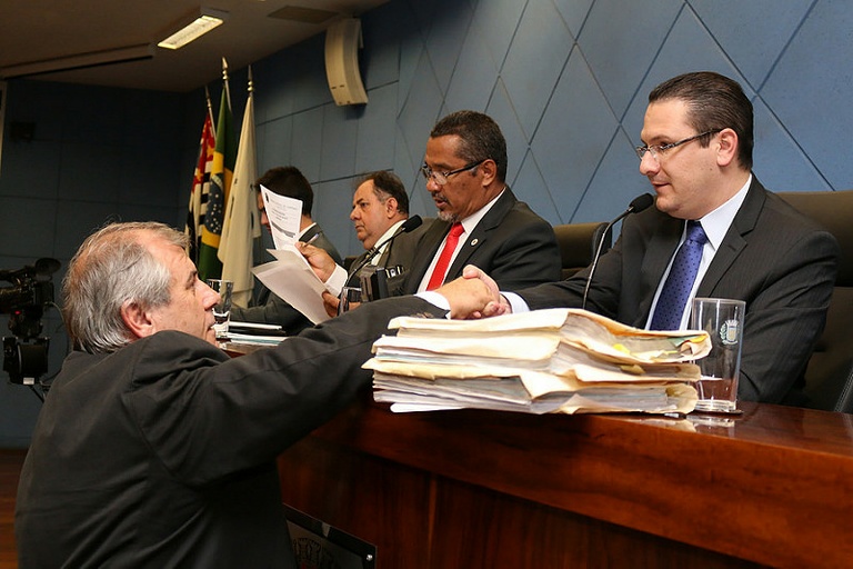 Vereadores analisam na sessão desta quarta-feira (23) parecer negativo das contas da ex-prefeita Izalene referentes a 2004