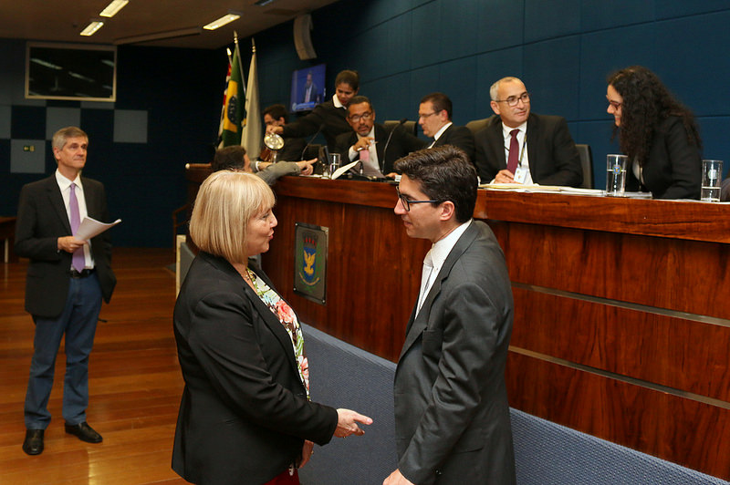 Projeto que obriga presença de intérprete de LIBRAS em CFCs é retirado para melhor análise; confira votação da 62ª sessão ordinária
