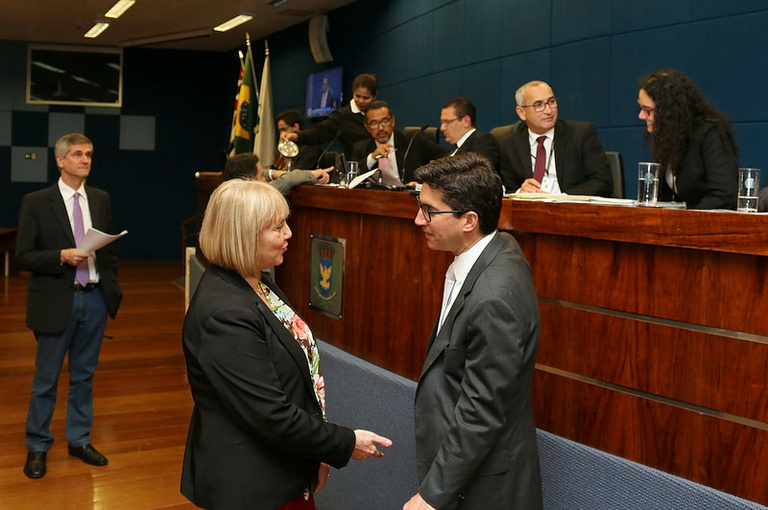 Projeto que obriga presença de intérprete de LIBRAS em CFCs é retirado para melhor análise; confira votação da 62ª sessão ordinária