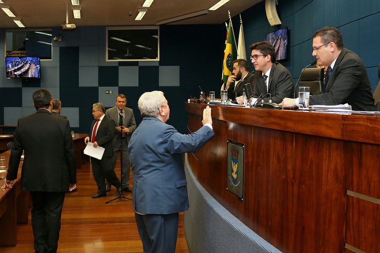Vereadores analisam na sessão desta quarta-feira (28) PL que obriga as escolas de CFCs a disponibilizarem intérprete de libras