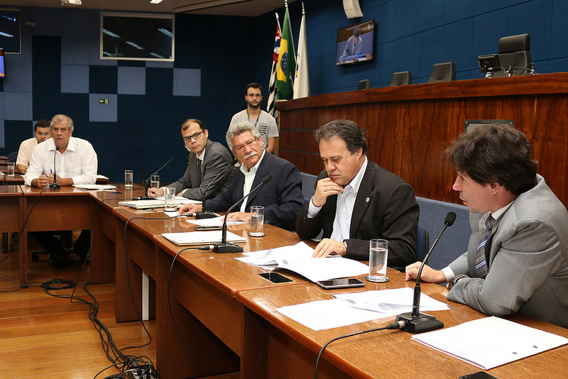 Comissão de Legalidade analisa nove projetos e aprova cinco, dentre os quais o que obriga colocação de placas em repartições públicas ressaltando que corrupção é crime