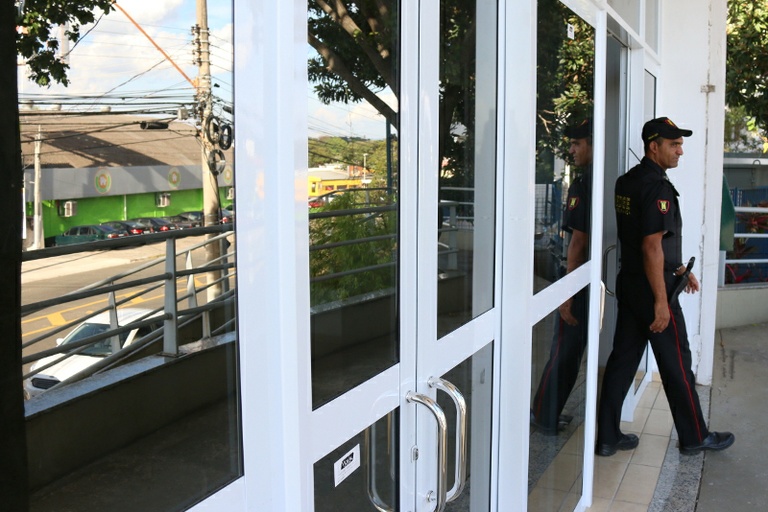 Plenário recebe nova porta, adequada a normas de emergência, após tempestade ter destruído a anterior no ano passado