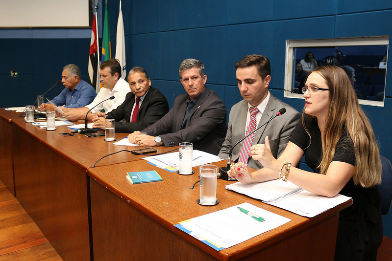 Representantes do Procon falam à comissão de Defesa do Consumidor sobre direitos no serviço de telefonia 
