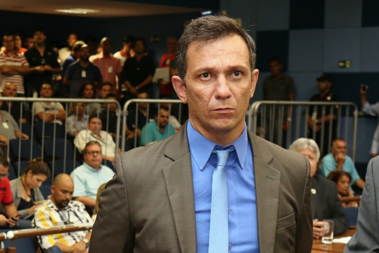 Tico Costa repudia emenda aprovada na Câmara transformando Uber em táxi