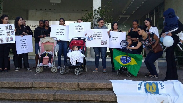 Mariana Conti participa de ato em defesa do transporte escolar adaptado