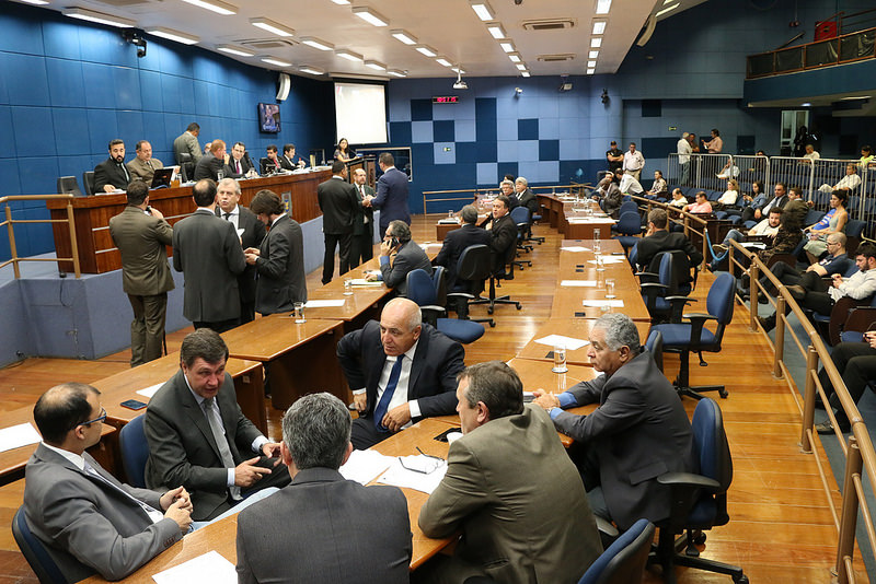 Vereadores analisam em votação definitiva - nesta quarta-feira (30) - PL que garante atendimento de caixa não automático no piso térreo dos bancos da cidade