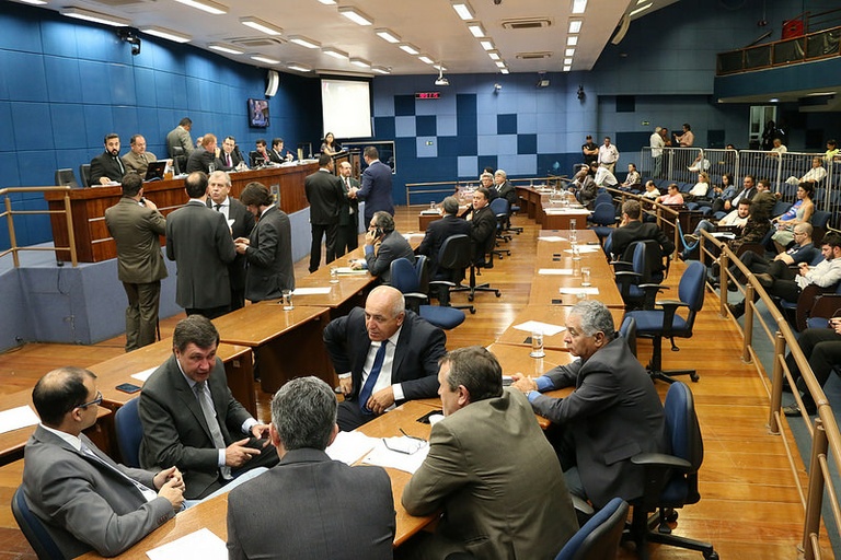Vereadores analisam em votação definitiva - nesta quarta-feira (30) - PL que garante atendimento de caixa não automático no piso térreo dos bancos da cidade