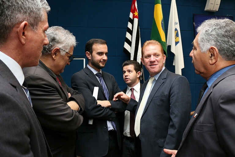 Vereadores aprovam, em votação final, projeto que obriga agências bancárias a disponibilizarem caixa presencial em piso térreo, para idosos e gestantes; Comissão de Cultura também é efetivada