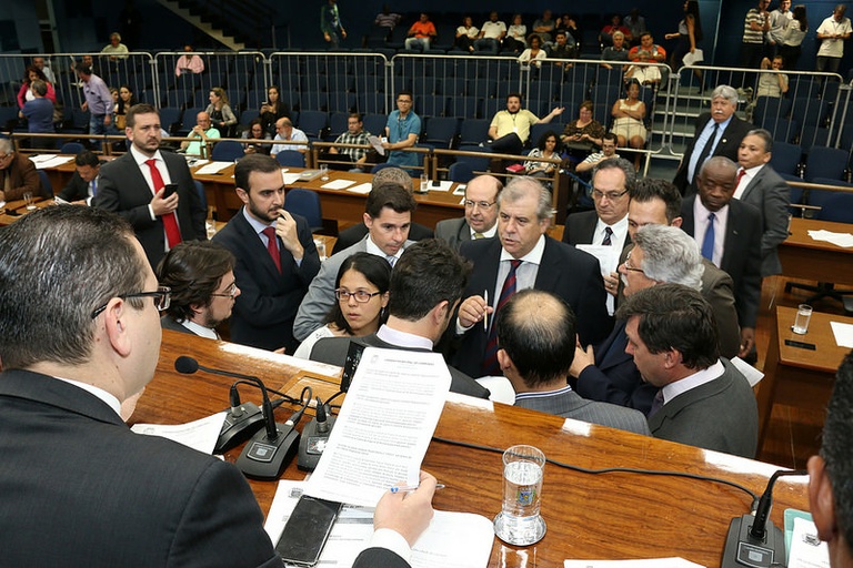 Retrospectiva 2017: em agosto, Câmara aprova lei que obriga cobrança de estacionamentos para hora real utilizada; Escola sem Partido e Escola sem Censura são protocolados