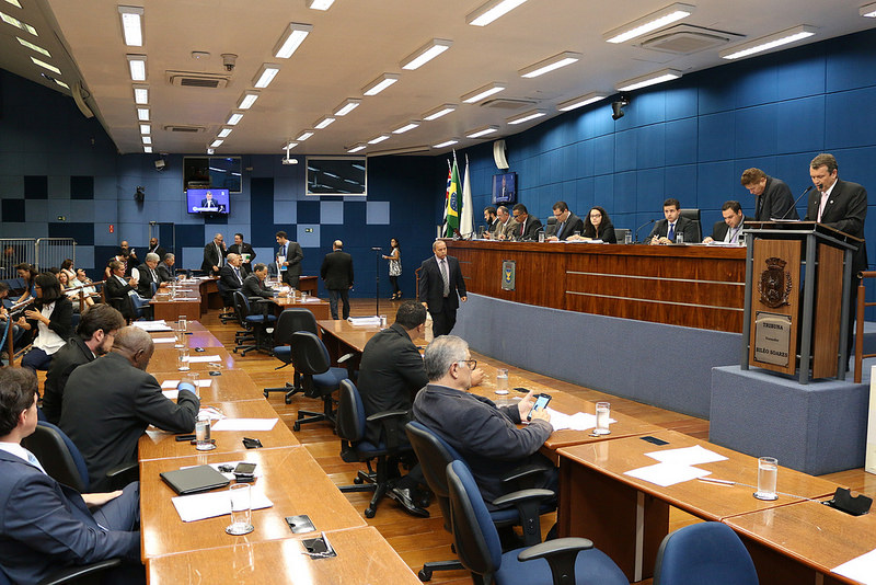 Na segunda sessão do ano, vereadores aprovam em 1ª chamada placas em elevadores de shoppings identificando uso preferencial; PL que propõe retirada de fios inúteis de rede elétrica é adiado para aperfeiçoamento