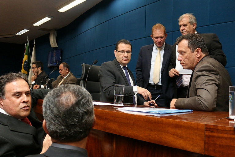 Vereadores aprovam, em votação final, exibição obrigatória de legendas para deficientes auditivos em cinemas da cidade ; requerimento de Tico Costa para encaminhar votação do Uber será lido na próxima segunda (13)