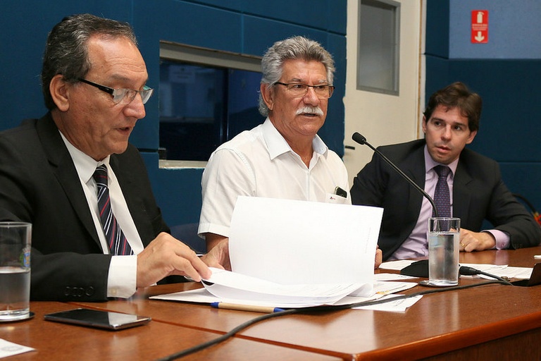 Comissão de Política urbana dá parecer favorável a dois projetos de lei, entre eles um que impede multa a estabelecimentos com alvará vencidos que já tenham protocolado pedido de renovação