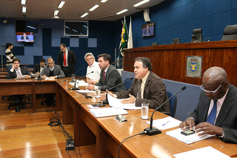 Constileg dá parecer contrário a veto do Executivo ao PL que exige urnas receptoras de cosméticos vencidos