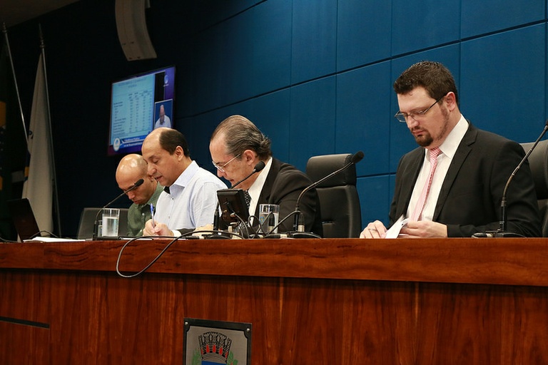 Secretário de finanças apresenta na Câmara balanço fiscal do primeiro quadrimestre de 2017, fala em redução de 158,9 mi na dívida e confirma projeto de Refis