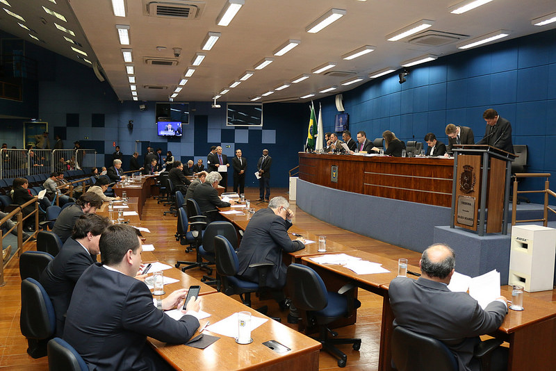 Câmara aprova, em 1ª análise, PL que obriga repartições públicas a informar em placas os valores cobrados por serviços