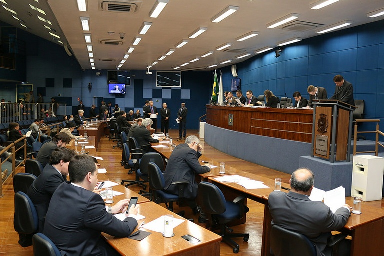 Câmara aprova, em 1ª análise, PL que obriga repartições públicas a informar em placas os valores cobrados por serviços