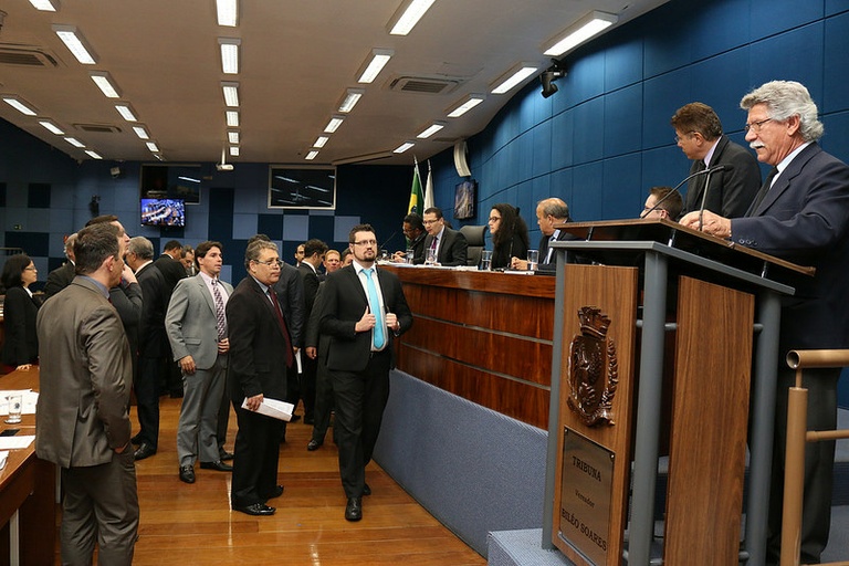 Vereadores aprovam, em segunda discussão, projeto de lei que obriga farmácias a terem  urnas receptoras para cosméticos deteriorados