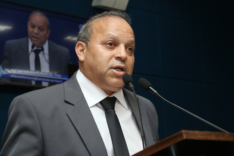 Ailton da Farmácia protocola PL que regulamenta forma de exposição de armas brancas em estabelecimentos comerciais