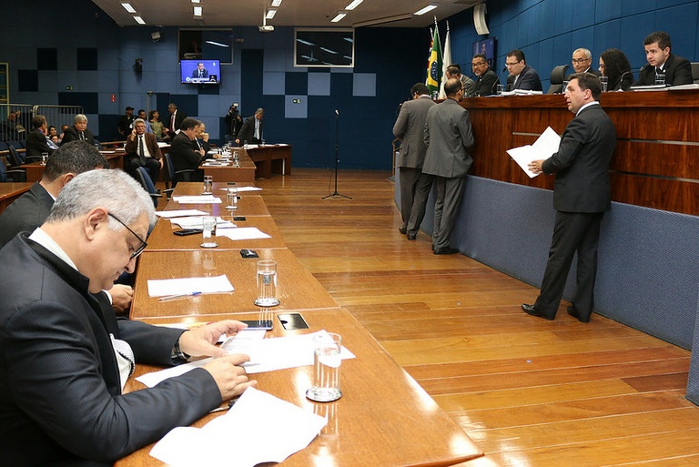 Inclusão: vereadores aprovam, em 1ª votação, PL que obriga bancos a terem intérpretes de LIBRAS e outro que exige máquinas de débito e crédito em Braile