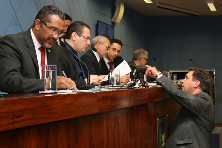 Vereadores analisam na sessão desta quarta-feria (08/03) PL que garante intérprete de libras nas agências bancárias da cidade