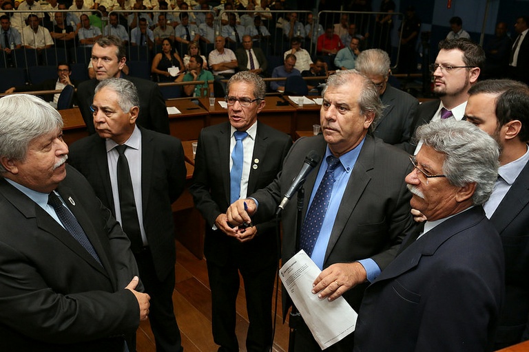 Com Plenário lotado por taxistas e apoiadores de aplicativos, vereadores aprovam – em 1ª  análise – projeto de lei que regulamenta Uber, Cabify, 99POP e similares; segunda votação ocorrerá dia 27