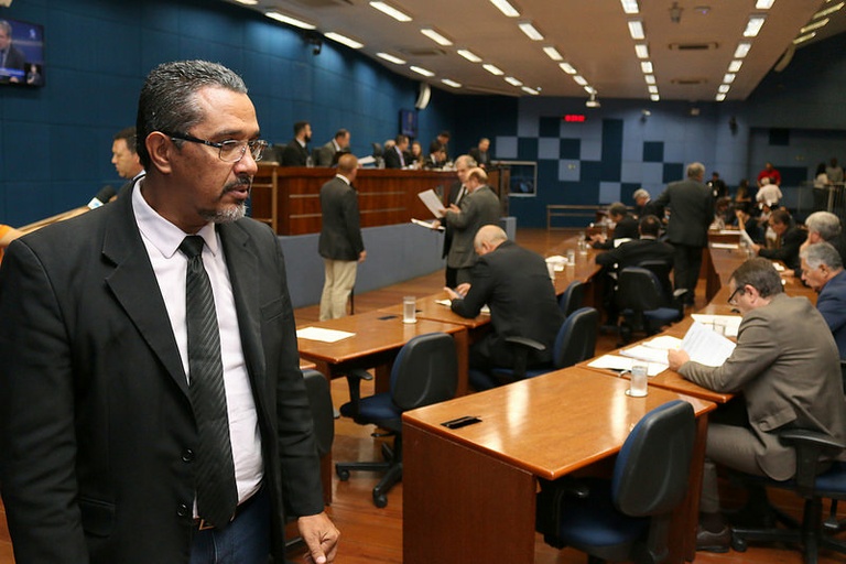 Pastor Elias Azevedo protocola PL que isenta ISSQN para construções feitas por mutirões