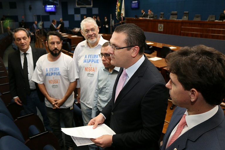 Representantes da Feira Hippie fazem apelo à Câmara, que cria Comissão de Representação para intermediar conflito com o Executivo