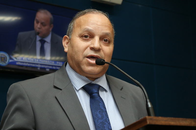Vereador Ailton da Farmácia quer proibir servidores municipais da Saúde de usar celular em horário de expediente