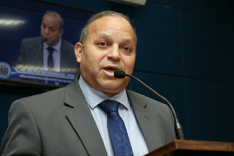 Vereador Ailton da Farmácia quer proibir servidores municipais da Saúde de usar celular em horário de expediente