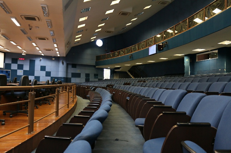 Além de consertos de estrutura e segurança, Reforma do Plenário - que se iniciará em dezembro - irá ampliar capacidade de público para 330 pessoas, retomar uso do mezanino e terá cadeiras para pessoas com deficiência de mobilidade