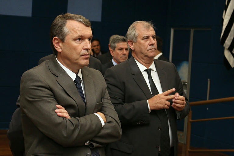 Câmara aprova moção que protesta contra projeto que desobriga a presença de farmacêuticos nas farmácias do país; proposta tramita no Senado