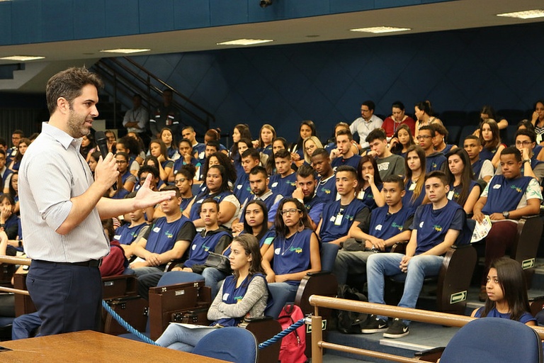 Nelson Hossri recebe cerca de 350 jovens aprendizes na Câmara
