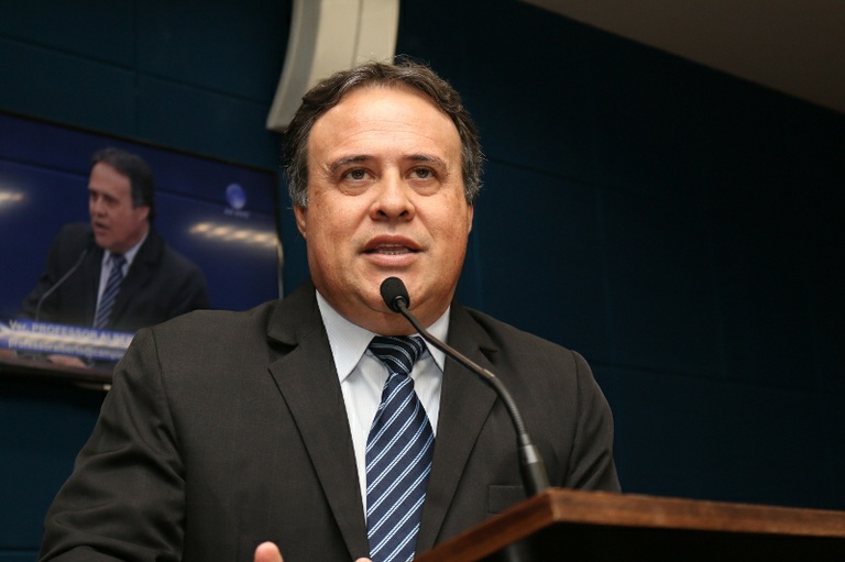 Professor Alberto entrega honrarias na noite desta sexta-feira (27)
