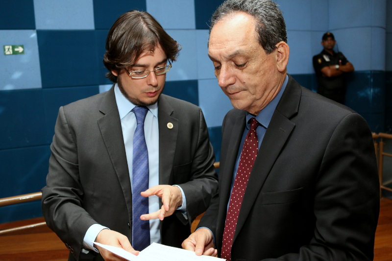 Rossini e Tourinho apresentam projeto para que a rede municipal de ensino ofereça noções básicas sobre a Lei Maria da Penha