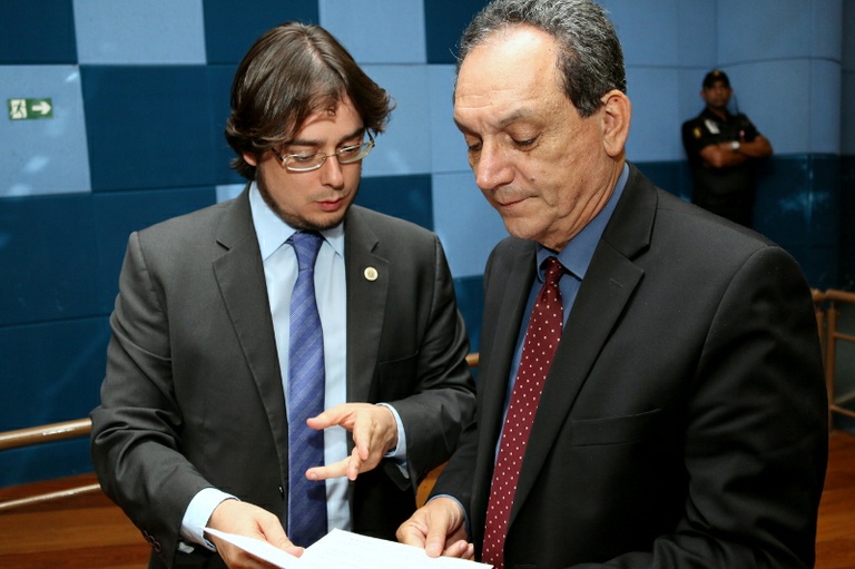 Rossini e Tourinho apresentam projeto para que a rede municipal de ensino ofereça noções básicas sobre a Lei Maria da Penha