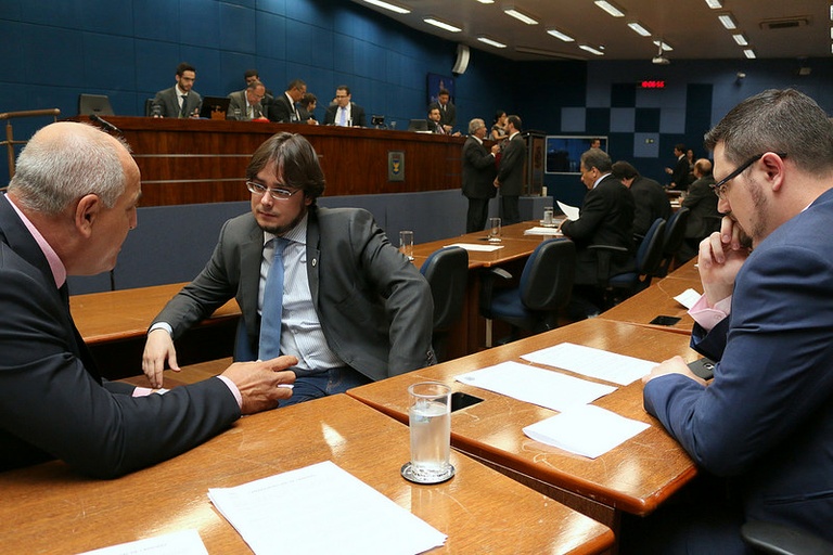 Em sessões extraordinárias, vereadores aprovam alteração no quadro de servidores; confira também o resultado da reunião ordinária desta quarta (27)