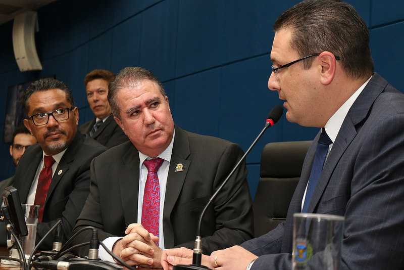 Nesta sexta-feira (29), vereadores recebem prefeito na sala da presidência da Câmara para entrega de projetos do Plano Diretor e do Orçamento para 2018