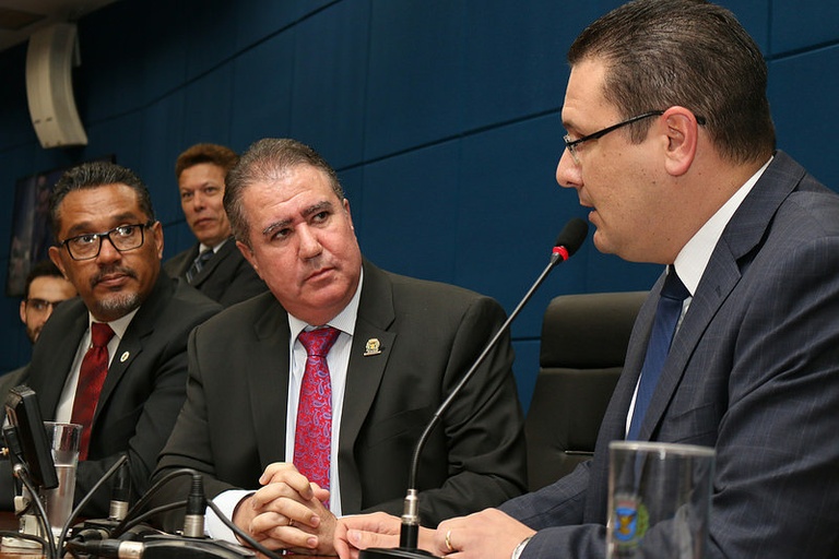 Nesta sexta-feira (29), vereadores recebem prefeito na sala da presidência da Câmara para entrega de projetos do Plano Diretor e do Orçamento para 2018