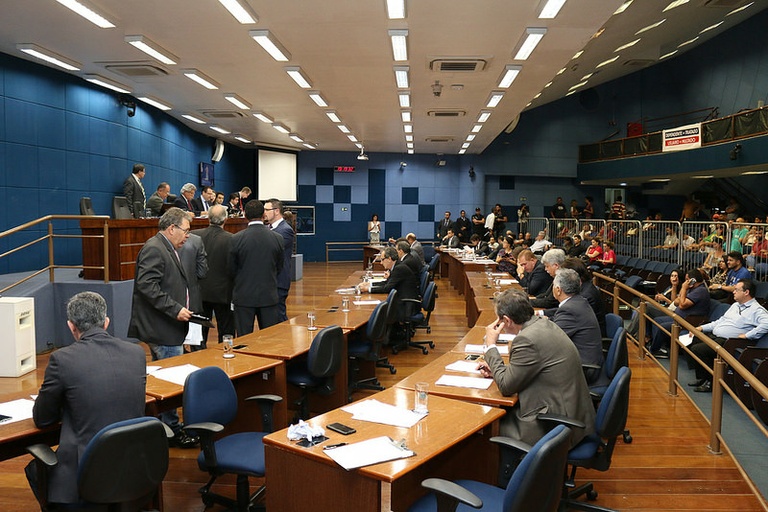  Vereadores analisam na sessão desta quarta-feira (27) PL que regulamenta transporte executivo entre pessoas jurídicas na cidade