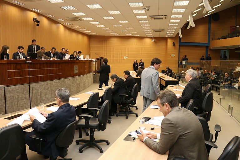 Câmara aprova, em 1ª análise, PL que  garante presença de acompanhantes em consultas médicas; Cláudio da Farmácia é empossado