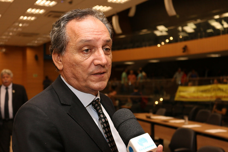 Câmara presta homenagem ao Hino Nacional na primeira parte da sessão de segunda-feira (09/04)