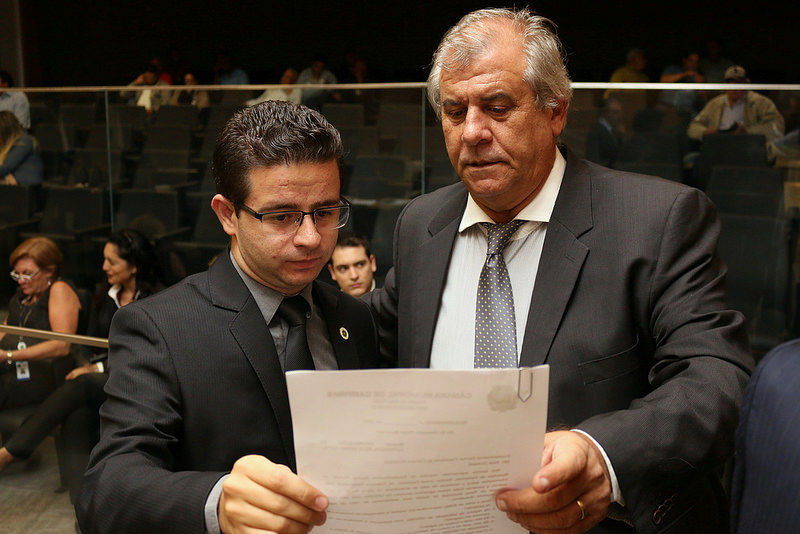 Marchesi e Bernardelli protocolam alteração na lei de transporte por aplicativo que amplia vida útil dos carros autorizados a realizarem o serviço