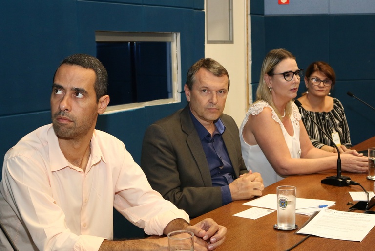 No mês de conscientização do autismo, a Comissão das Pessoas com Deficiência ou Mobilidade Reduzida discute o tema em reunião