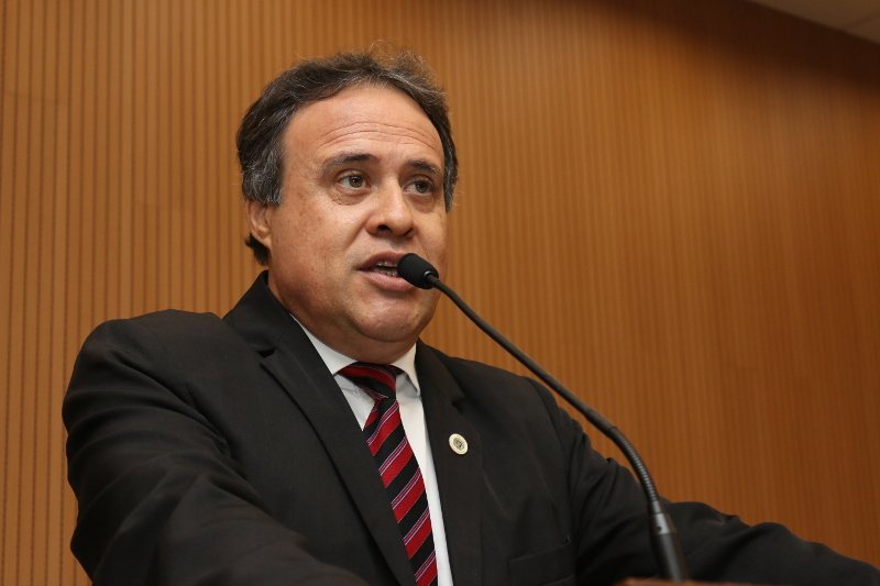 Professor Alberto homenageia diretor do  Colégio Politécnico Bento Quirino e das Faculdades IPEP