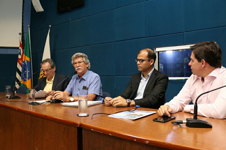 Comissão de Política Urbana aprova parecer de projeto de lei que obriga distribuidora de energia elétrica a retirar fiação inutilizada dos postes e calçadas