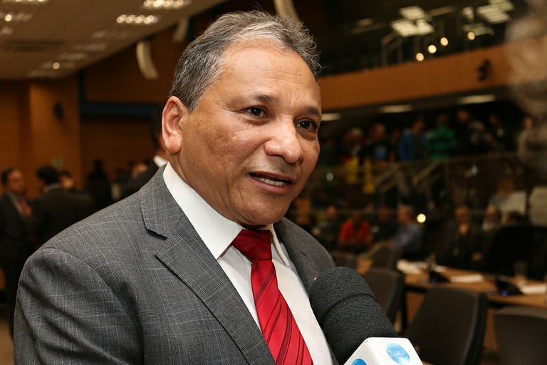 Fernando Mendes homenageia pedagoga e cabeleireiro envolvido em ações sociais neste domingo (19),  no Teatro Castro Mendes  