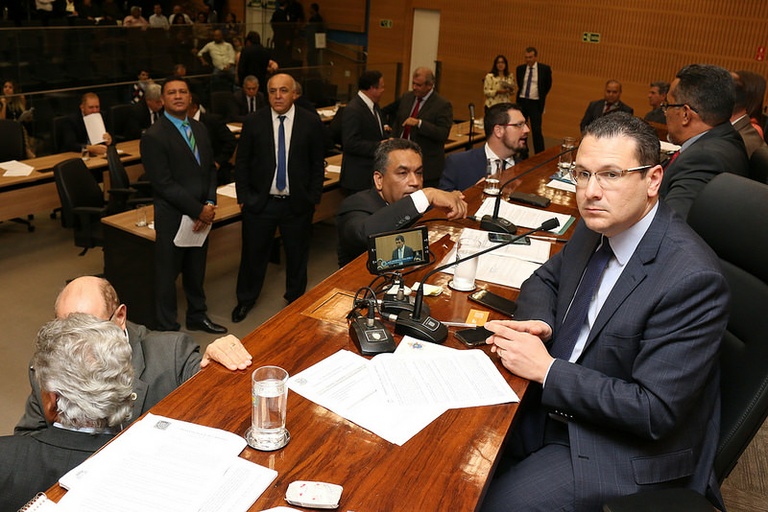 Rafa Zimbaldi protocola PL para que uso de celular em agências bancárias volte a ser legal