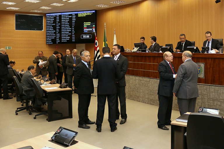 Vereadores analisam na sessão de segunda-feira (06/08) PL que obriga colocação de cartaz em bares e lanchonetes informando sobre a proibição da venda e fornecimento de bebida alcoólica para menores de idade